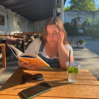 Іконка Telegram каналу книжкова дегустаторка🍷📚